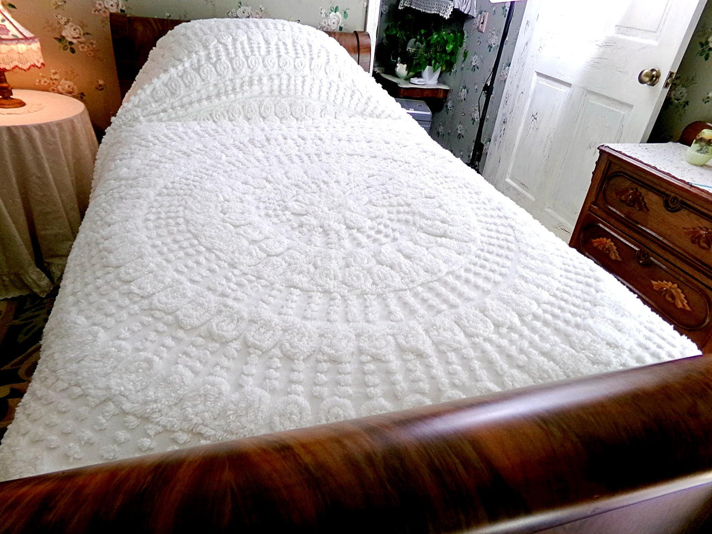 White Swirl Vintage Chenille Bedspread, Cotton Full Size Bedding, Accent Fringe