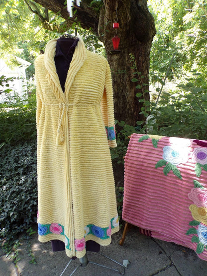 Vintage Ladies Robe, Plush Lollipop Roses on Cheerful Yellow, Retro Chenille Bedspread Bathrobe, Very Small