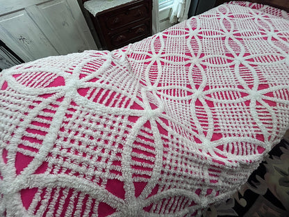 Powerful Pink Vintage Chenille Bedspread, White Wedding Rings & Fringe, Full Sz