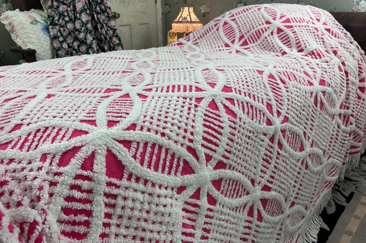 Powerful Pink Vintage Chenille Bedspread, White Wedding Rings & Fringe, Full Sz