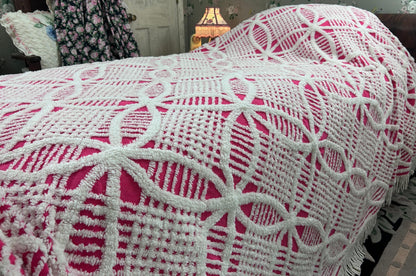Powerful Pink Vintage Chenille Bedspread, White Wedding Rings & Fringe, Full Sz