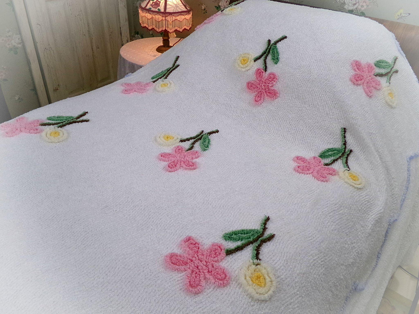 flower shower vintage chenille bedspread, pink daisies on white full size cotton coverlet, lightweight summer bedding, great for layering