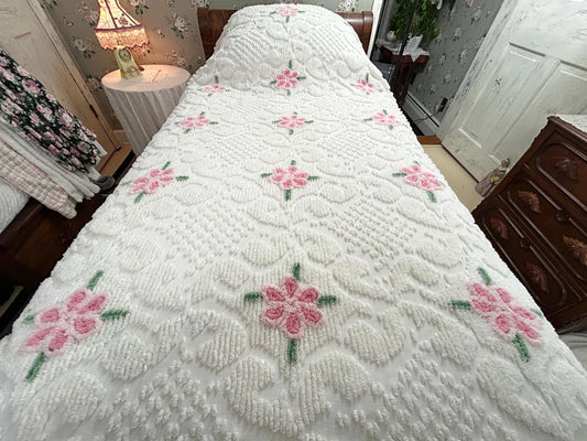 Cottage Chic Vintage Chenille Bedspread Pink White Sculpted Floral Farmhouse, Full Size