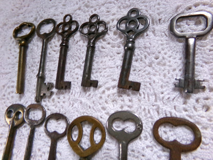 Antique skeleton keys vintage old lot of 12 mixed metal, steampunk victorian