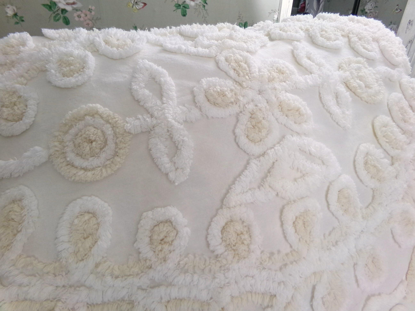 canyon group vintage chenille pillow sham, cream wedding cake design with envelope back, SINGLE, not a pair