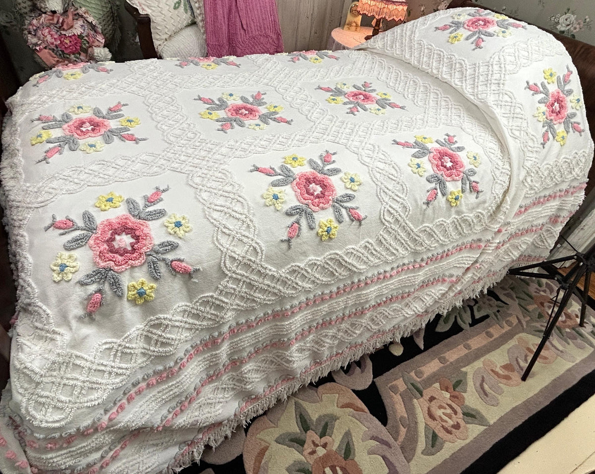 Vintage Chenille Bedspread Farmhouse Quilt Style Rose Floral Medallions Full Sz