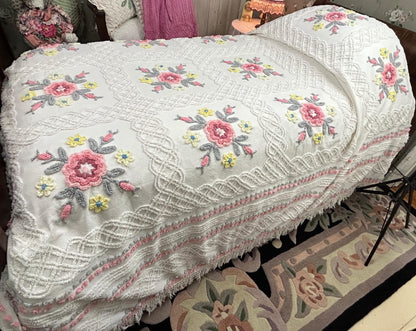 Vintage Chenille Bedspread Farmhouse Quilt Style Rose Floral Medallions Full Sz