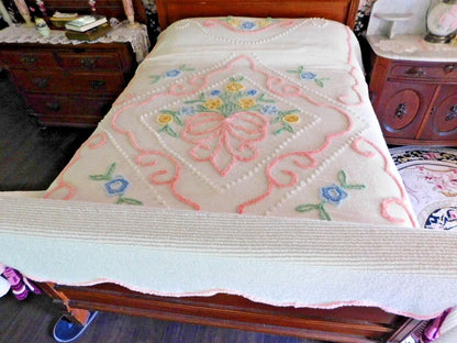 Cottage Style vintage Chenille Bedspread, Sculpted Florals Scalloped Hem, FULL Sz
