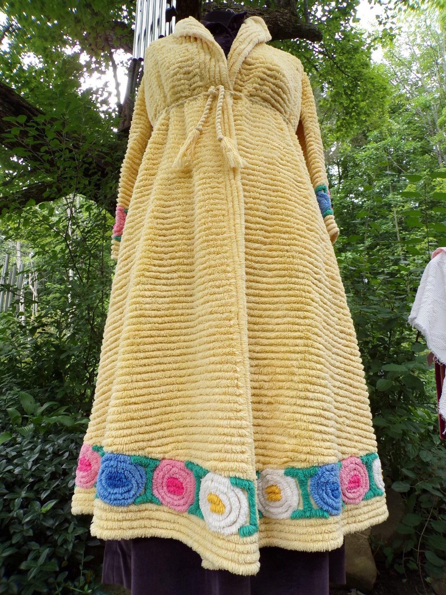 Vintage Ladies Robe, Plush Lollipop Roses on Cheerful Yellow, Retro Chenille Bedspread Bathrobe, Very Small