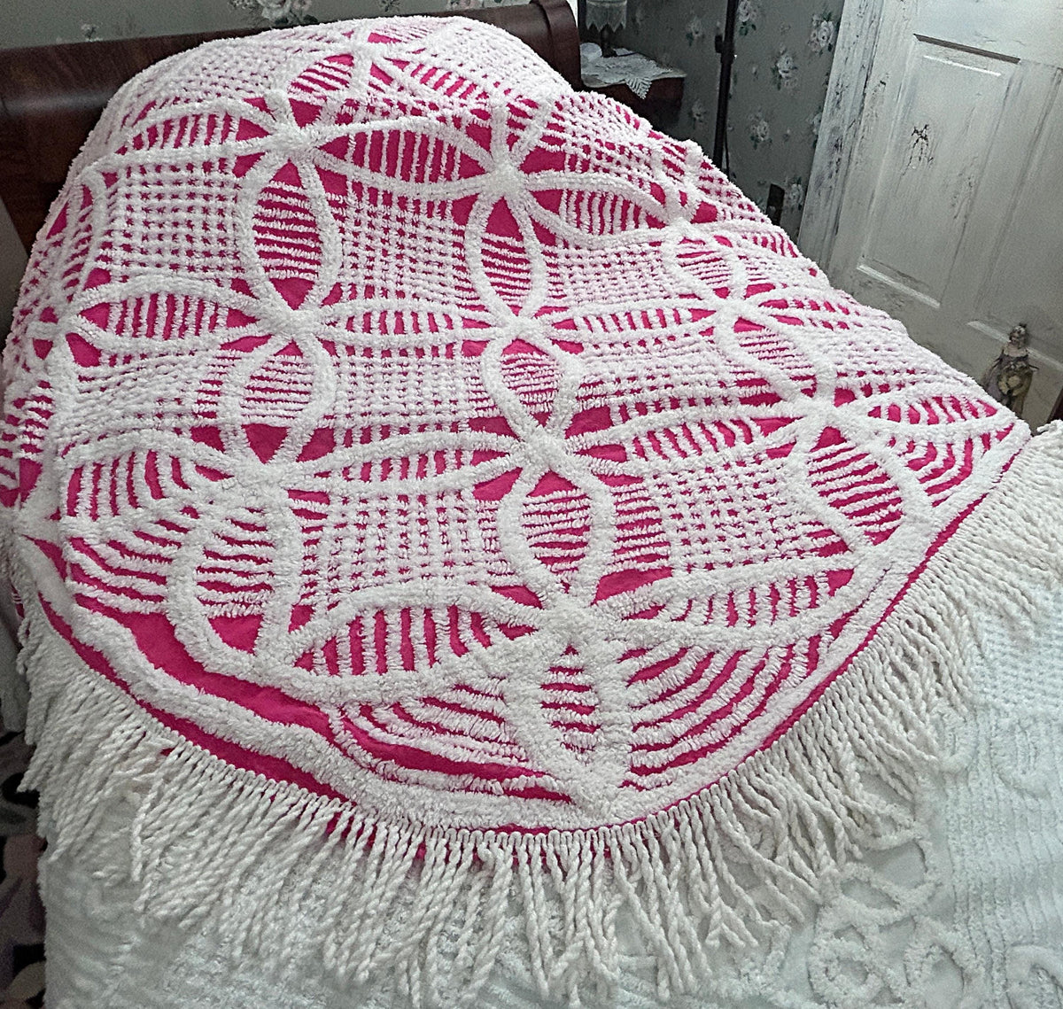 Powerful Pink Vintage Chenille Bedspread, White Wedding Rings & Fringe, Full Sz