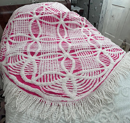 Powerful Pink Vintage Chenille Bedspread, White Wedding Rings & Fringe, Full Sz