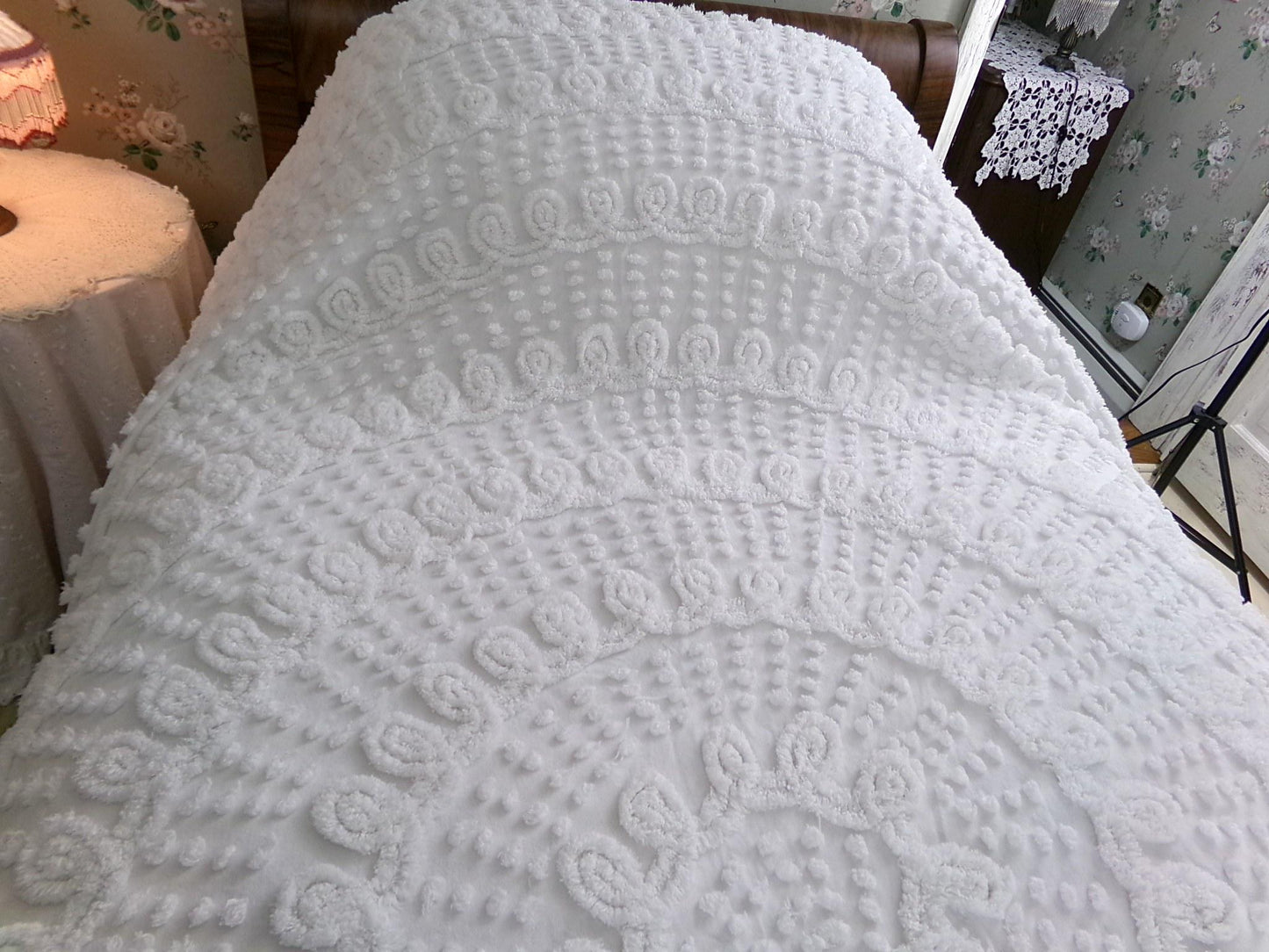 labyrinth white vintage chenille bedspread, elaborate swirl pop design, fringe accents, full size bedding