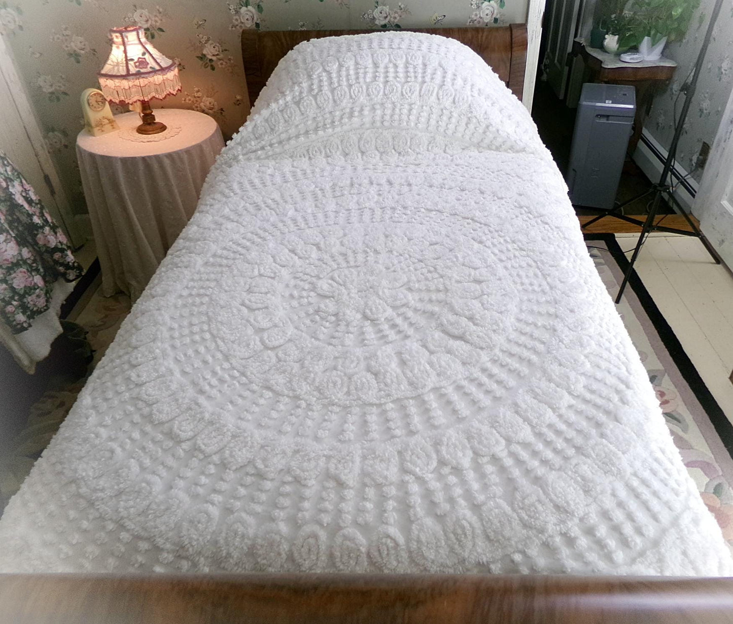 White Swirl Vintage Chenille Bedspread, Cotton Full Size Bedding, Accent Fringe