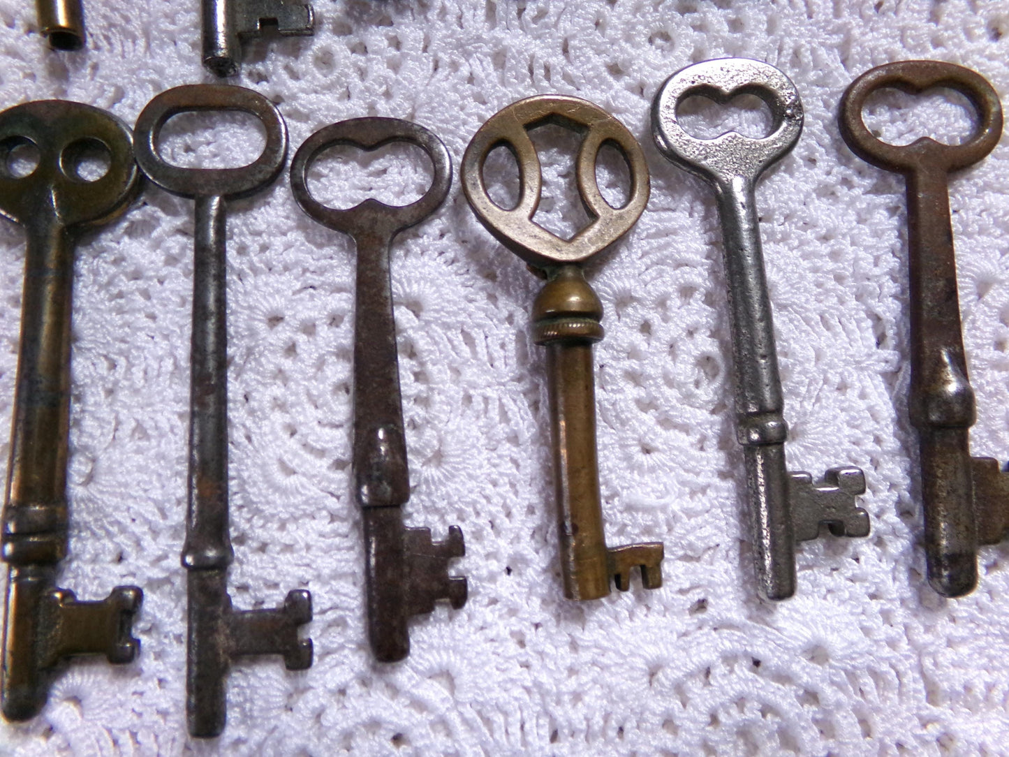 Antique skeleton keys vintage old lot of 12 mixed metal, steampunk victorian