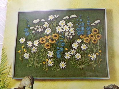 DAISY FIELD Vintage Crewel Stitchery Kit, Boho 0415 Paragon 0145 Embroidery