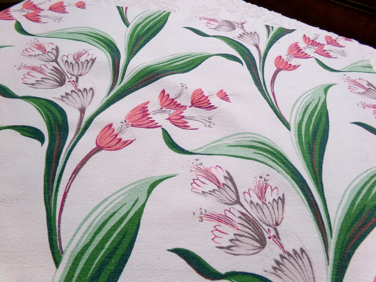 BOTANICAL Barkcloth Vintage Fabric, Tropical Leafy Florals on White, 1940s sewing material, 19" x 29"