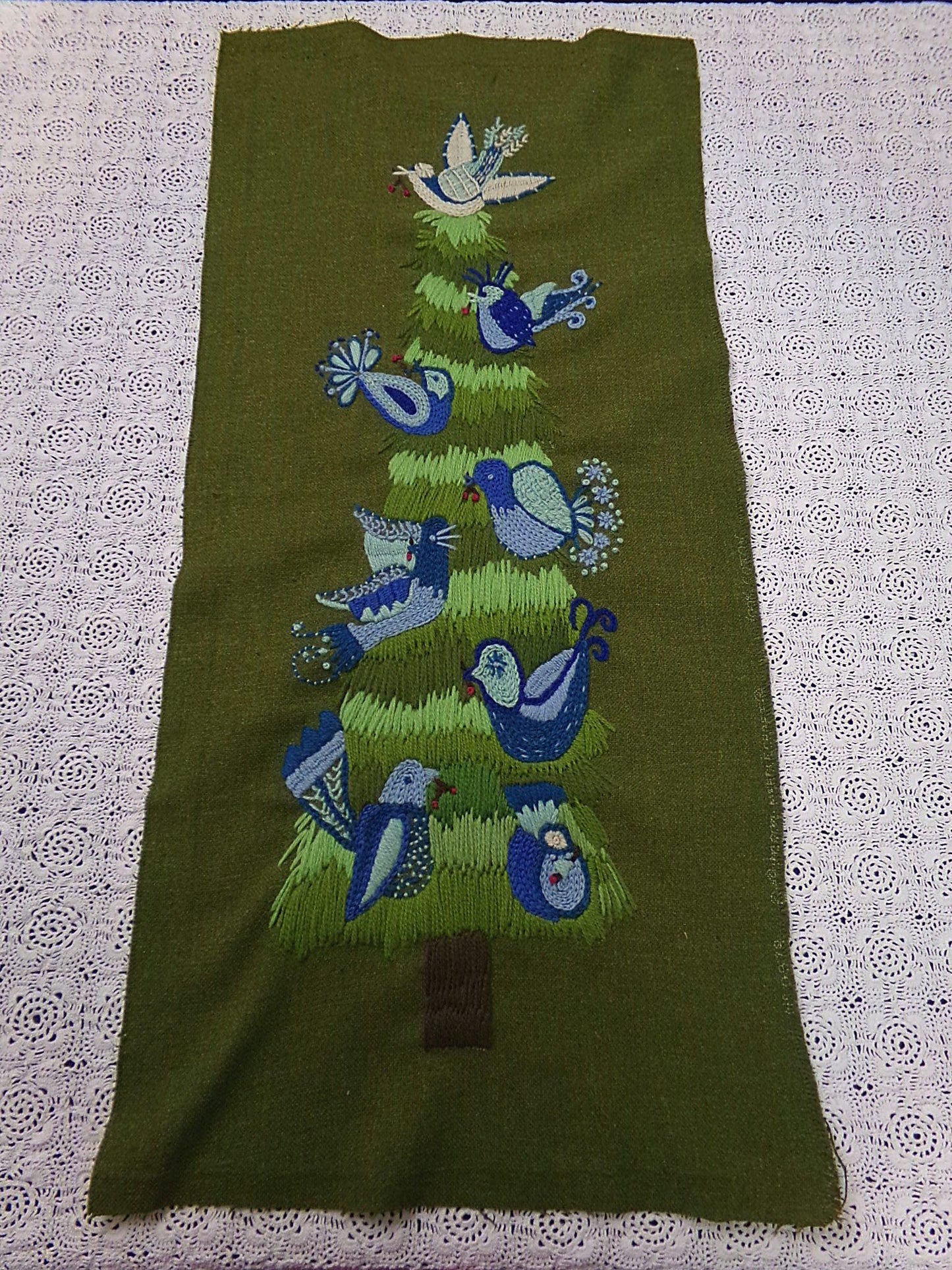 BIRD TREE Crewel Wall Hanging Embroidery Finished Vintage Paragon 0879 Rare Folk Art Birds