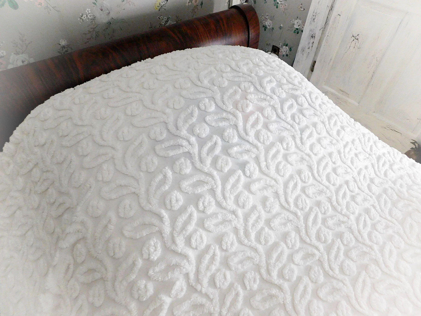 White Ivy Berry Vintage Chenille Bedspread, Full Size Cotton Bedding with Fringe, Tagged Hofmann Textiles