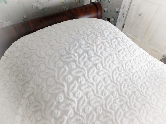 White Ivy Berry Vintage Chenille Bedspread, Full Size Cotton Bedding with Fringe, Tagged Hofmann Textiles