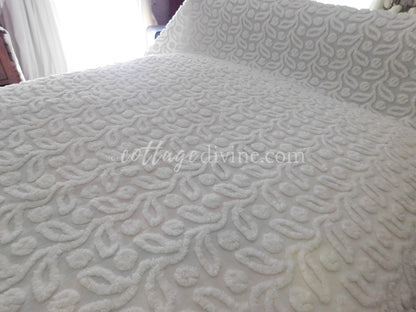 White Ivy Berry Vintage Chenille Bedspread, Full Size Cotton Bedding with Fringe, Tagged Hofmann Textiles