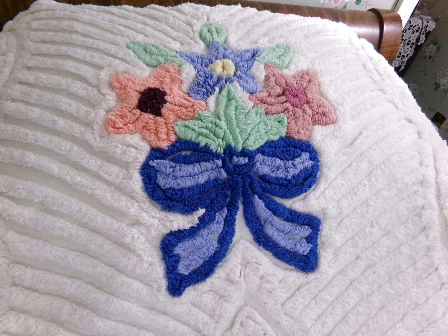 Charming Vintage Chenille Bedspread Plush Bow Flower Bouquets, Twin Size White Cotton Bedding