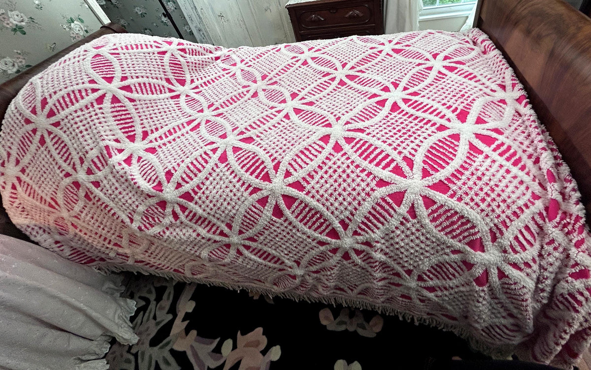 Powerful Pink Vintage Chenille Bedspread, White Wedding Rings & Fringe, Full Sz