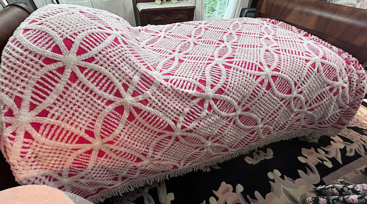 Powerful Pink Vintage Chenille Bedspread, White Wedding Rings & Fringe, Full Sz