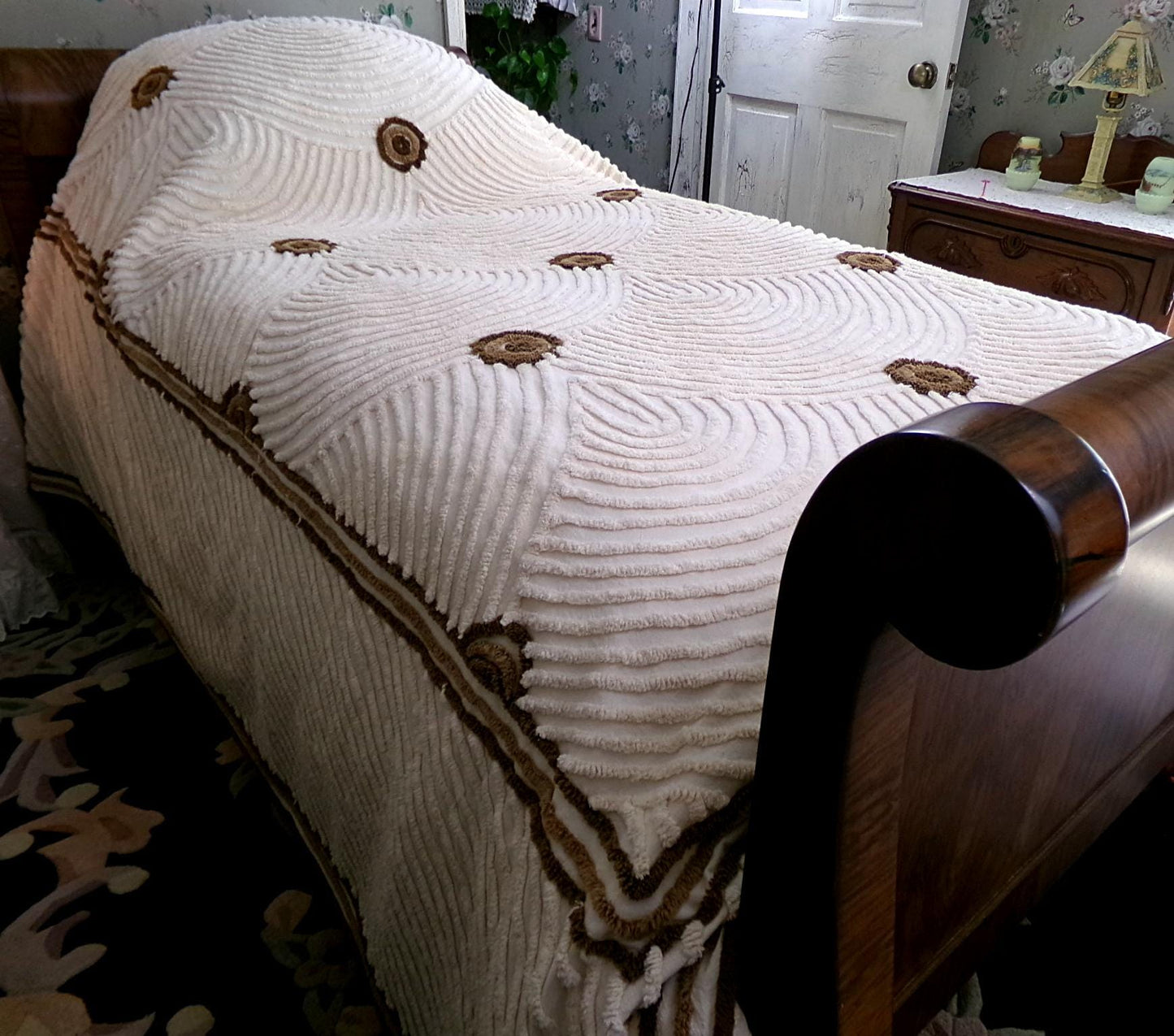 Vintage Chenille Bedspread Scalloped Shell Design Brown Donut Medallions, FULL Size