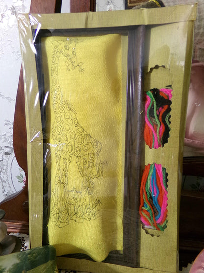 GIRAFFE Vintage Crewel Kit, WonderArt Embroidery 5026, Boho Kitsch 70s Wall Hanging