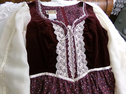 gorgeous vintage Gunne Sax corset dress, velvet bodice 1970s prairie style midi wine calico print with sheer sleeves, XXS