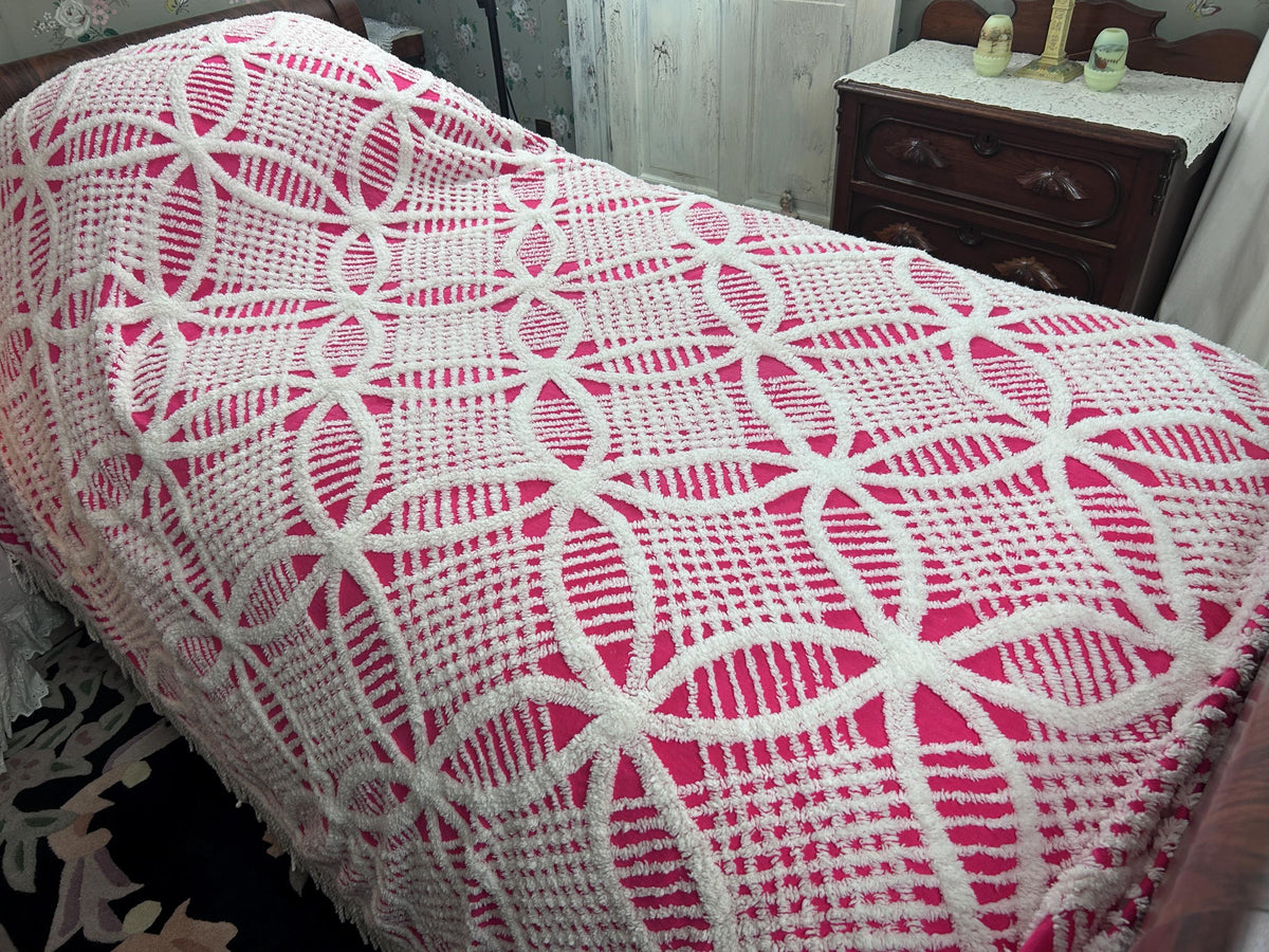Powerful Pink Vintage Chenille Bedspread, White Wedding Rings & Fringe, Full Sz