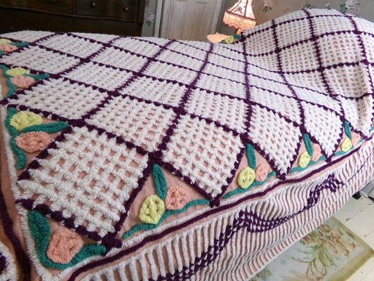 cozy plush vintage chenille bedspread, cute rosettes on quality 100% cotton, lots of thick tufts, full size cottage bedding