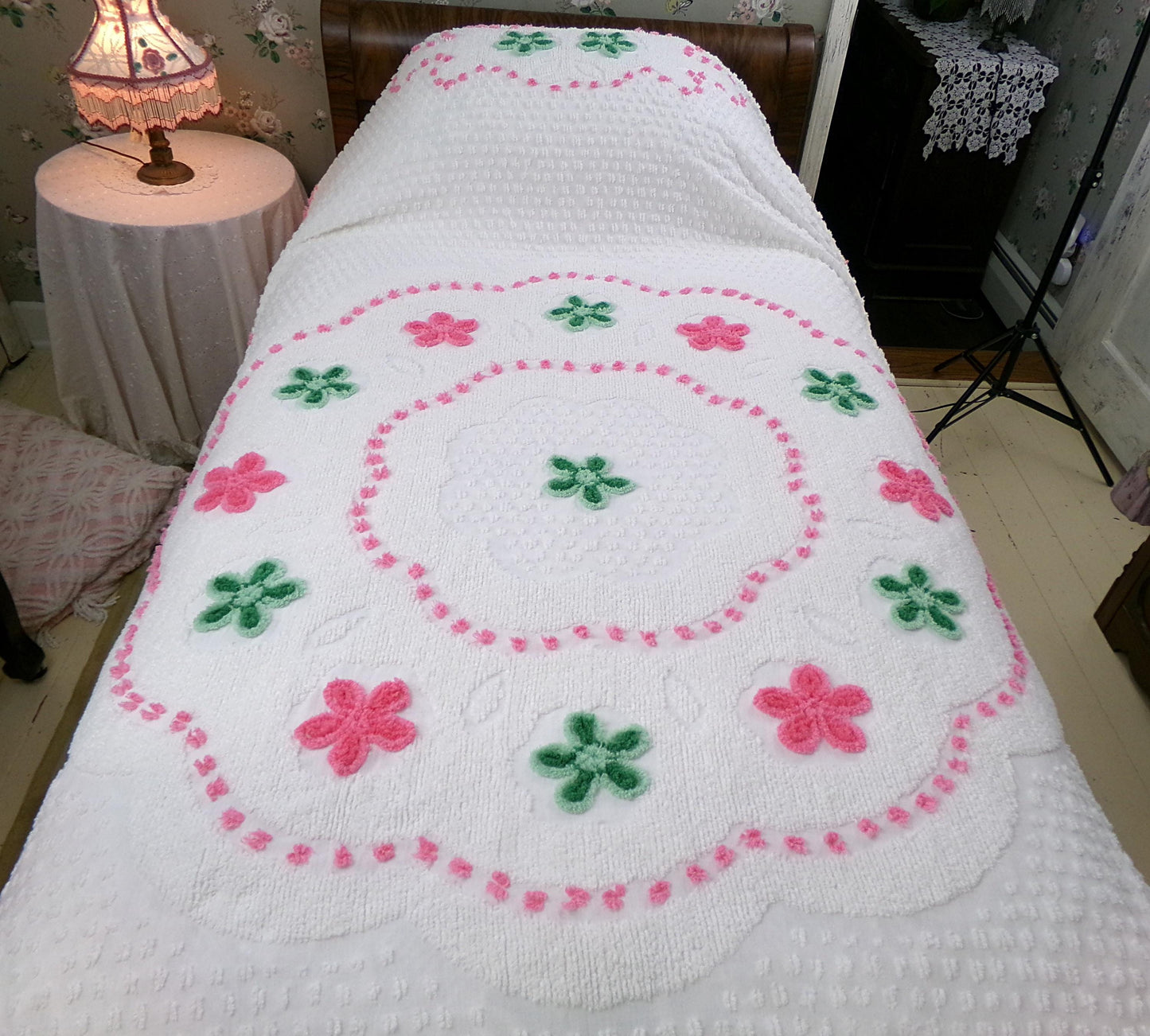Summer Vintage Chenille Bedspread, Candy Floral Wreath on White w/ Accent Fringe, Full Size Cotton Bedding