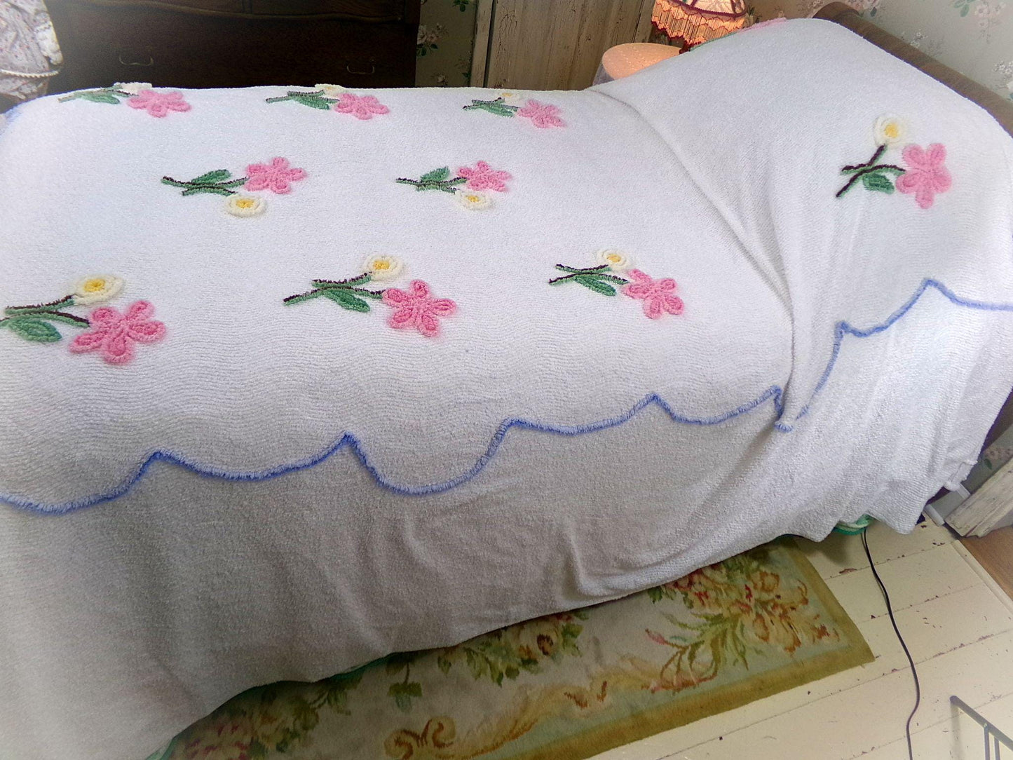 flower shower vintage chenille bedspread, pink daisies on white full size cotton coverlet, lightweight summer bedding, great for layering
