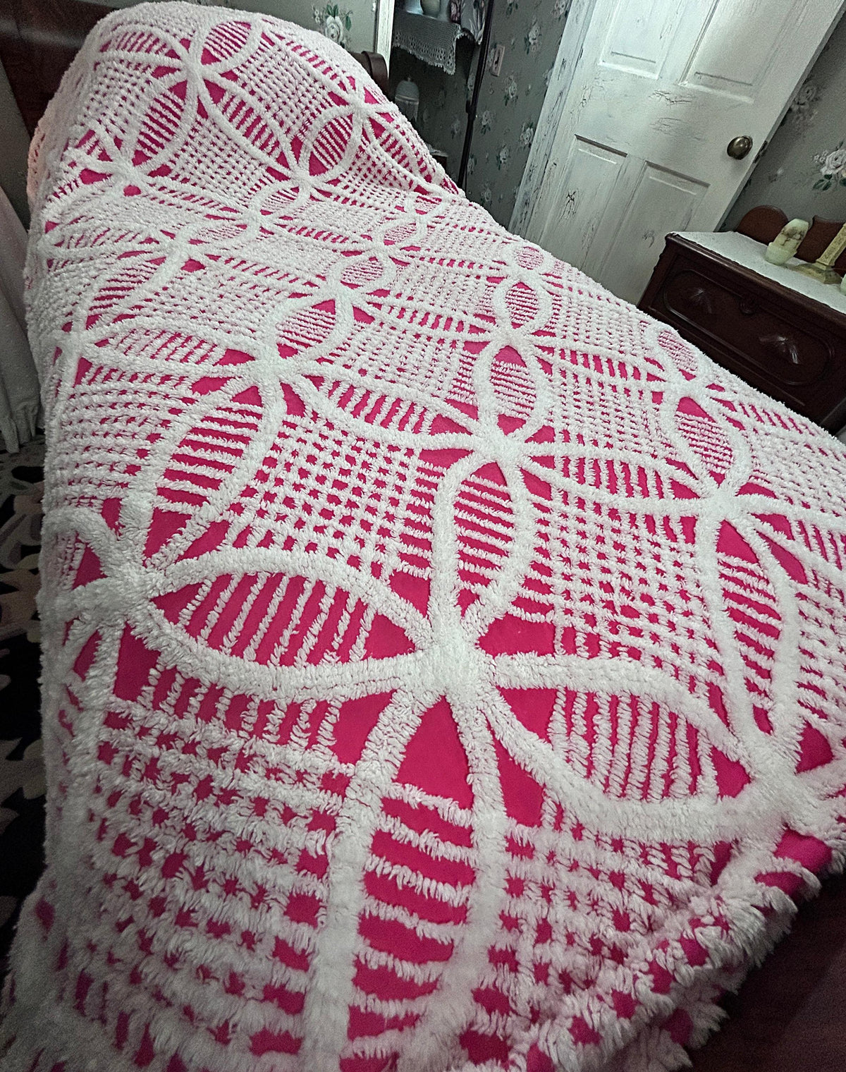 Powerful Pink Vintage Chenille Bedspread, White Wedding Rings & Fringe, Full Sz