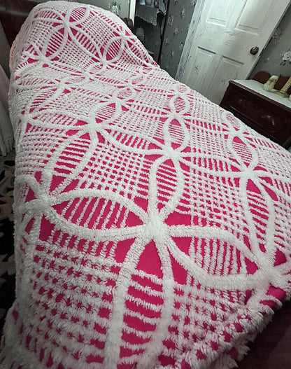Powerful Pink Vintage Chenille Bedspread, White Wedding Rings & Fringe, Full Sz