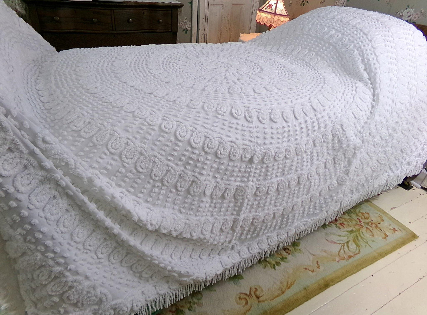 labyrinth white vintage chenille bedspread, elaborate swirl pop design, fringe accents, full size bedding