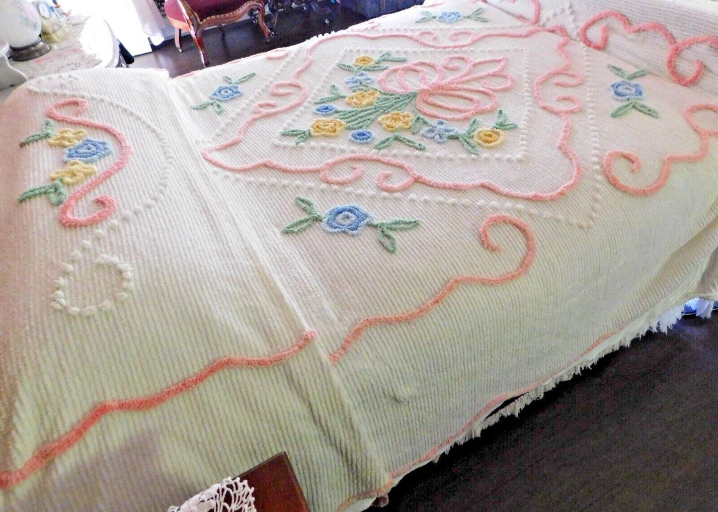 Cottage Style vintage Chenille Bedspread, Sculpted Florals Scalloped Hem, FULL Sz