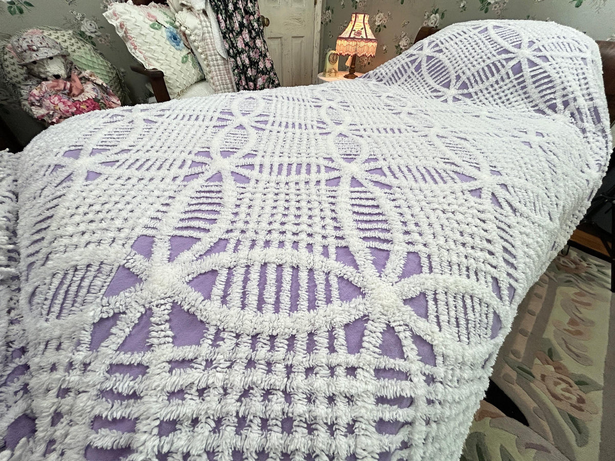Lavender & White Vintage Chenille Bedspread Geometric Wedding Rings, TWIN Sz