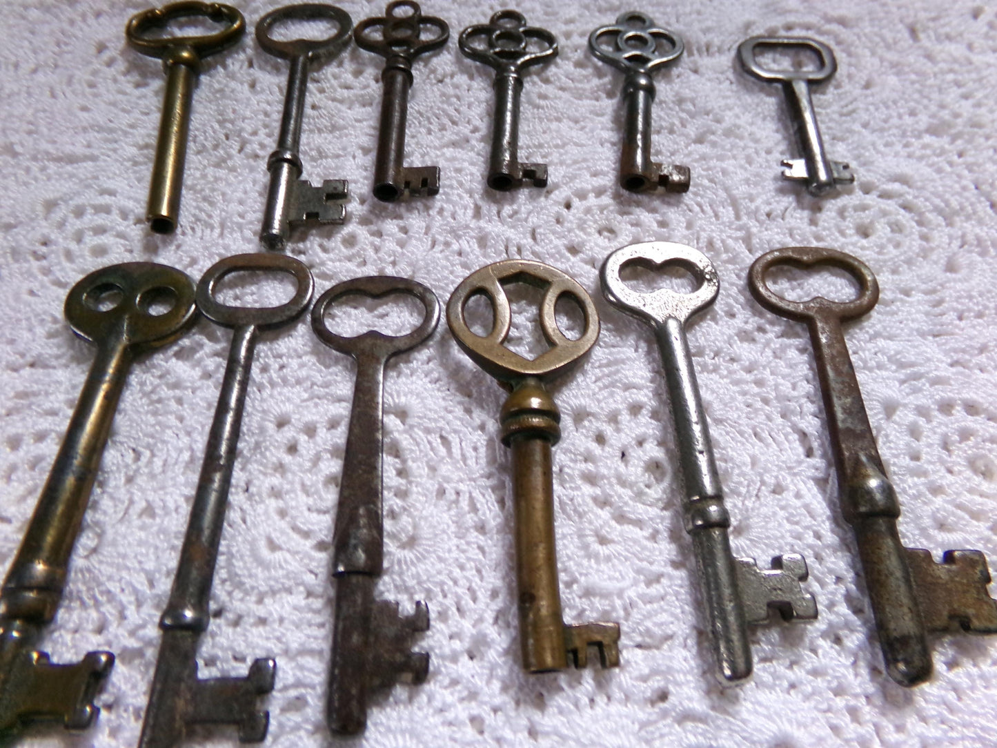 Antique skeleton keys vintage old lot of 12 mixed metal, steampunk victorian