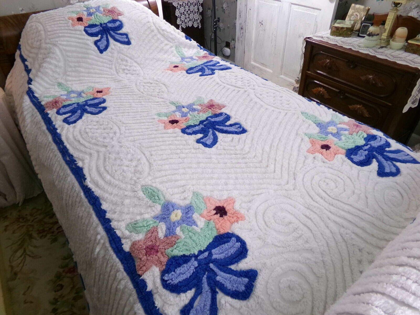 Charming Vintage Chenille Bedspread Plush Bow Flower Bouquets, Twin Size White Cotton Bedding