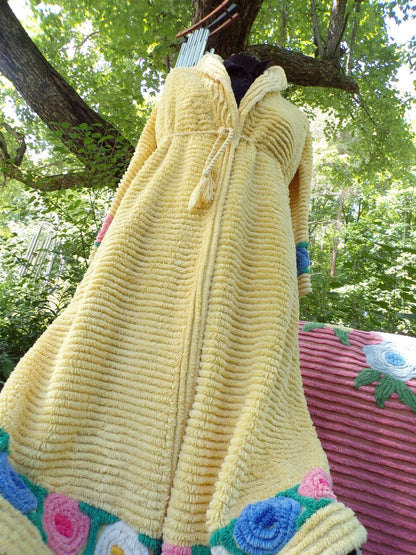 Vintage Ladies Robe, Plush Lollipop Roses on Cheerful Yellow, Retro Chenille Bedspread Bathrobe, Very Small