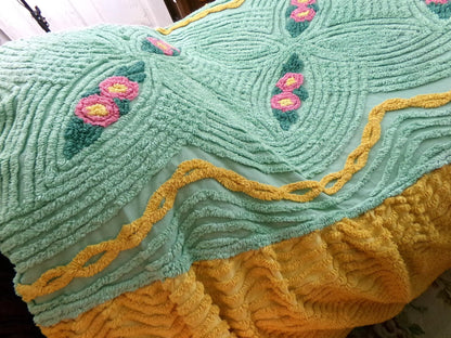 glowing gold & green chenille bedspread with pink roses, attached ruffle skirt sides, twin size vintage cottage style bedding