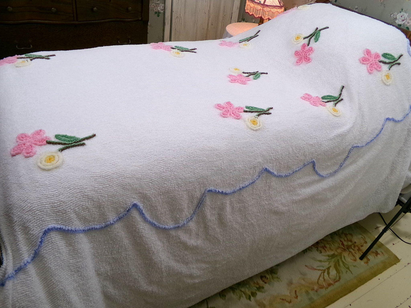 flower shower vintage chenille bedspread, pink daisies on white full size cotton coverlet, lightweight summer bedding, great for layering