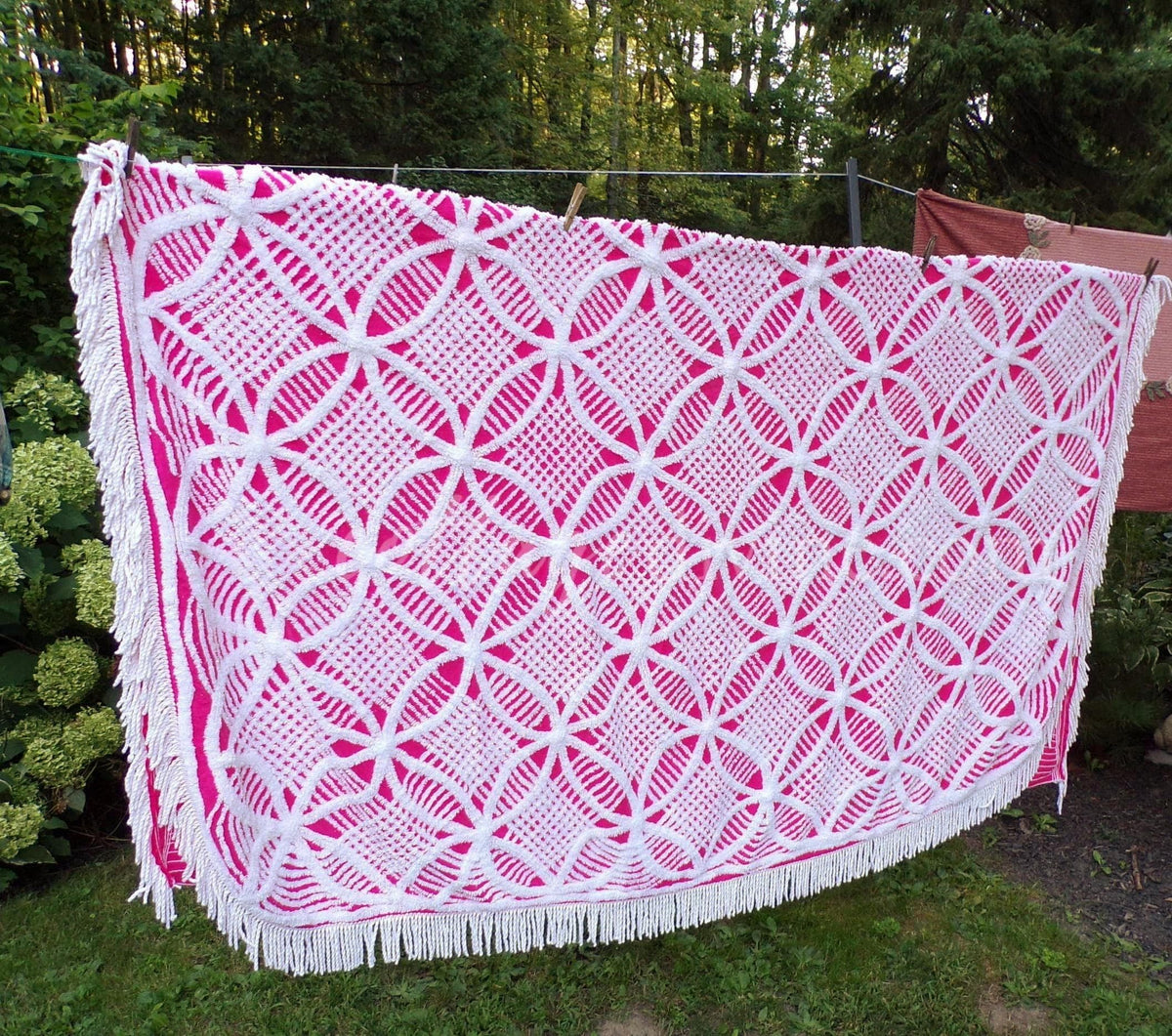 Powerful Pink Vintage Chenille Bedspread, White Wedding Rings & Fringe, Full Sz