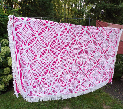 Powerful Pink Vintage Chenille Bedspread, White Wedding Rings & Fringe, Full Sz