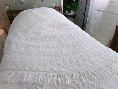 White Swirl Vintage Chenille Bedspread, Cotton Full Size Bedding, Accent Fringe