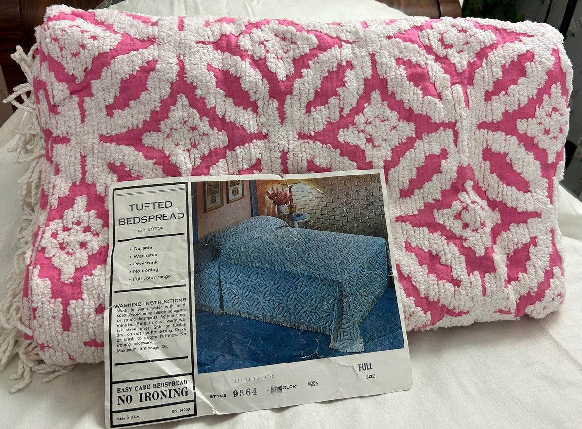 Rose Pink Vintage Chenille Bedspread White Geometric Wedding Rings, FULL Size NOS
