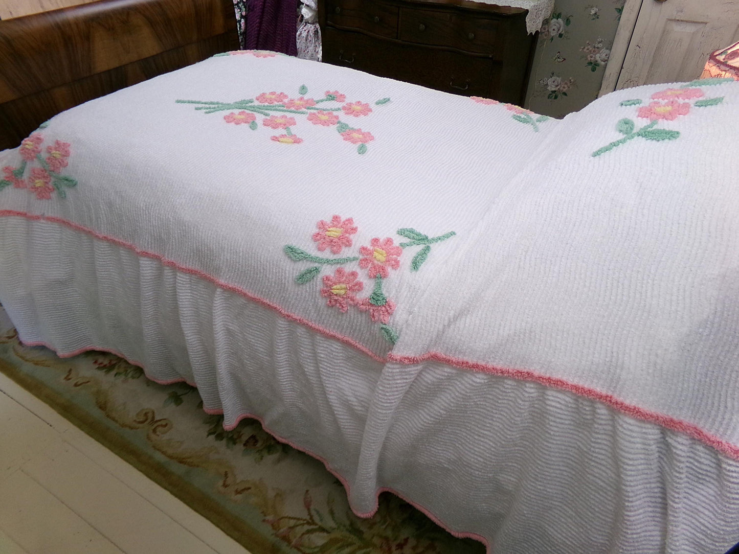 vintage chenille bedspread: scattered pink daisies on white cotton, full size lightweight summer coverlet, ruffle skirt