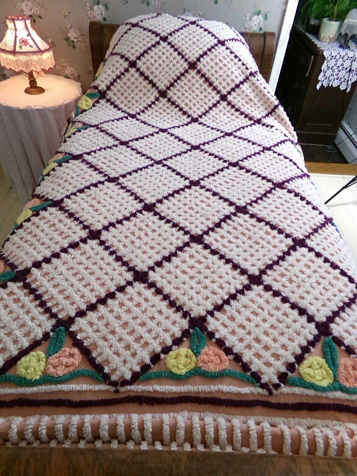 cozy plush vintage chenille bedspread, cute rosettes on quality 100% cotton, lots of thick tufts, full size cottage bedding